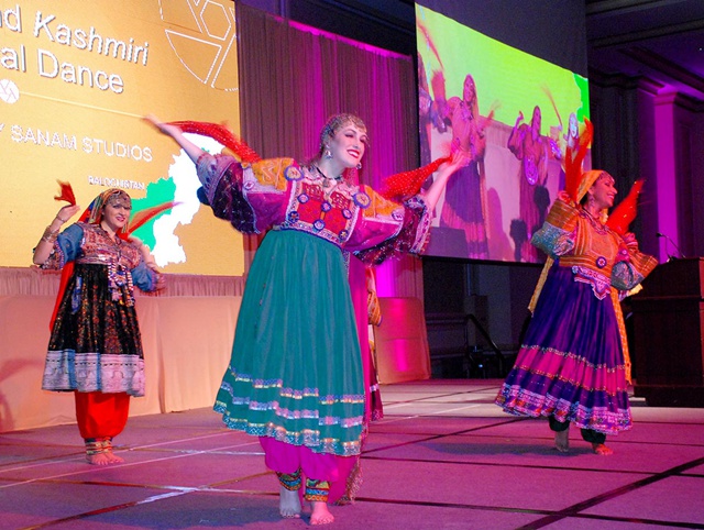 大芝加哥亚裔联盟举办盛大年会，图为会上演出亚裔民族舞蹈。（张大卫摄）