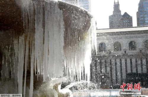 圖為當地時間3月13日，美國紐約布萊恩公園內的噴泉被冰覆蓋。