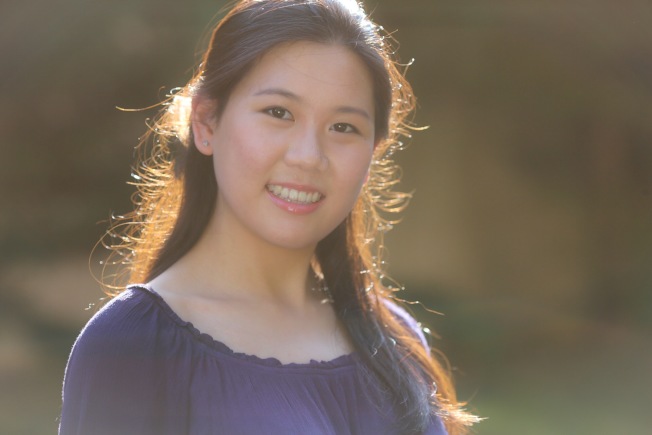 中国侨网多才多艺的18岁华裔女孩陈昱霏，获得清华大学录取通知书。（美国《世界日报》）