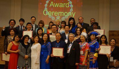 中国侨网参加本次电影节中国电影界人士和电影节华裔执行主席唐玲（前排左4）、导演原雅轩（前排左5） 