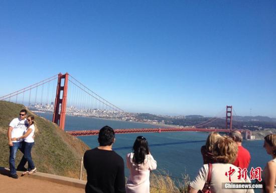 当地时间4月13日，延迟3年的美国旧金山金门大桥自杀防护网正式动工，当局目标是将自杀人数从去年的39人降为零。 <a target='_blank' href='http://www.chinanews.com/'><p  align=