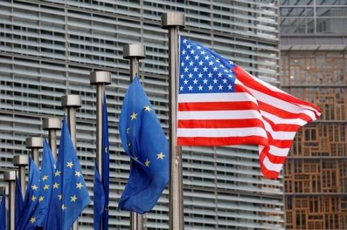 欧盟和美国旗帜(资料图)