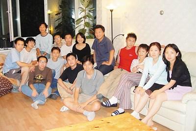 中国侨网易才（后排左三）和中国同学聚会后合影，像这样的聚会对于海外留学的学子来说很难得。面临繁重的课业，留学生常常还要打工补贴生活费用，与同胞在一起格外亲切、温暖。