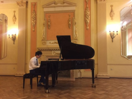 工科生转业钢琴家，图为在拉脱维亚首都里加歌剧院。(美国《世界日报》)