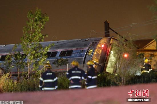 　　當地時間5月12日晚，一列美國鐵路公司的火車在費城弗蘭克福段脫軌，導致至少50人受傷。　　根據美國全國廣播公司(NBC)費城電視臺報道，當地官員稱，8至10個車廂脫軌，至少50人受傷，但官員並未透露傷者的情況。這列火車原定從紐約開往華盛頓特區，車上載有約240人。