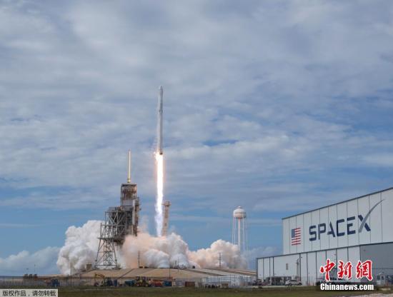 當地時間6月3日，美國佛羅裏達州卡納維拉爾角，SpaceX公司獵鷹九號運載火箭搭載“龍”飛船從肯尼迪航太中心發射升空。這次發射任務的意義重大，標誌著SpaceX首次嘗試發射已使用過的“龍”貨運飛船。該“龍”飛船曾于2014年9月首次飛向國際空間站，運送了近2.5噸貨物。