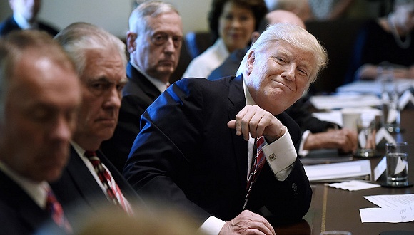 特朗普召开首次内阁全员会议 阁员争先恐后拍马屁