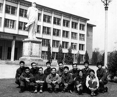 在北大读书时,海闻(前排左四)和同学在图书馆前合影。