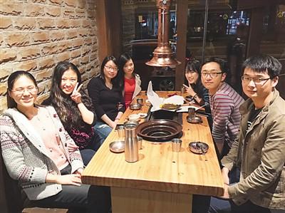 中国侨网图为冯天麟（左一）与同校的中国留学生聚餐合影。