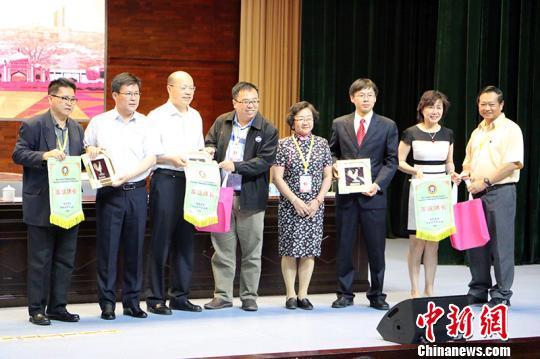 中国侨网7月3日，华教代表上台赠送礼物。　耿丹丹　摄