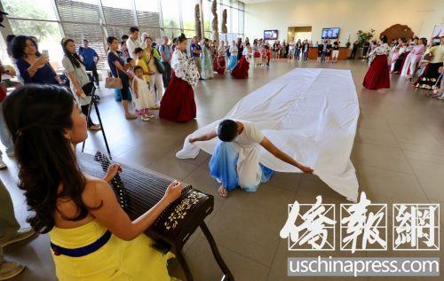 中国侨网中国文化日活动现场表演的即兴式舞蹈。（美国《侨报》/邱晨 摄）