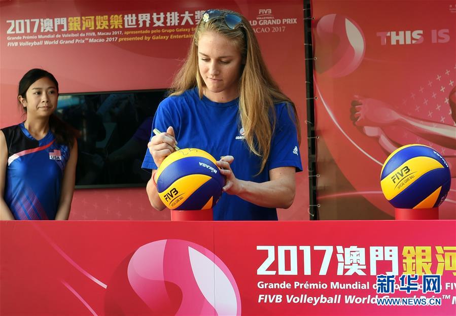 （体育）（3）排球——中、美女排球员出席澳门大奖赛宣传活动