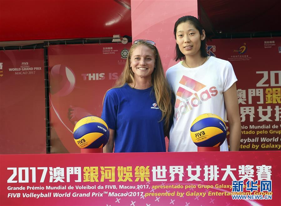 （体育）（4）排球——中、美女排球员出席澳门大奖赛宣传活动