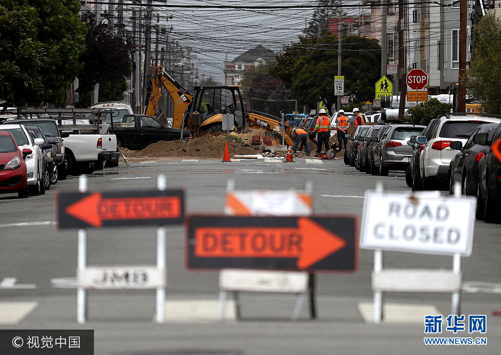 當地時間2017年7月12日，美國加州舊金山，據報道，舊金山、奧克蘭和其他四座加州城市的道路是全美道路狀況最差的城市，司機因為坑洼不平等道路問題，每年平均花費978美元修車。***_***SAN FRANCISCO, CA - JULY 12:  A street is blocked off for repairs on July 12, 2017 in San Francisco, California. According to a report by WalletHub, roads in San Francisco, Oakland and four other California cities are the worst in the United States. Drivers in San Francisco and Oakland pay an estimated $978 per year to repair vehicle damage from driving on roads with potholes and uneven pavement.  (Photo by Justin Sullivan/Getty Images)