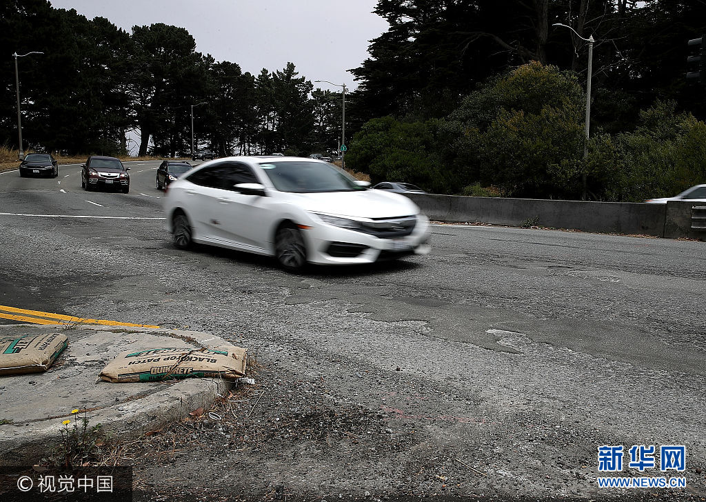 當地時間2017年7月12日，美國加州奧克蘭，據報道，舊金山、奧克蘭和其他四座加州城市的道路是全美道路狀況最差的城市，司機因為坑洼不平等道路問題，每年平均花費978美元修車。***_***SAN FRANCISCO, CA - JULY 12:  A car drives over cracked and uneven asphalt on July 12, 2017 in San Francisco, California. According to a report by WalletHub, roads in San Francisco, Oakland and four other California cities are the worst in the United States. Drivers in San Francisco and Oakland pay an estimated $978 per year to repair vehicle damage from driving on roads with potholes and uneven pavement.  (Photo by Justin Sullivan/Getty Images)