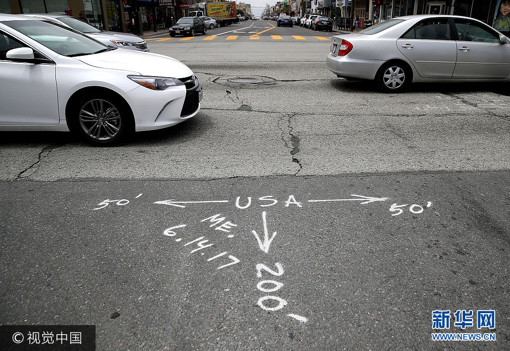 當地時間2017年7月12日，美國加州舊金山，據報道，舊金山、奧克蘭和其他四座加州城市的道路是全美道路狀況最差的城市，司機因為坑洼不平等道路問題，每年平均花費978美元修車。***_***SAN FRANCISCO, CA - JULY 12:  Spray paint marks a section of raod to be repaired on July 12, 2017 in San Francisco, California. According to a report by WalletHub, roads in San Francisco, Oakland and four other California cities are the worst in the United States. Drivers in San Francisco and Oakland pay an estimated $978 per year to repair vehicle damage from driving on roads with potholes and uneven pavement.  (Photo by Justin Sullivan/Getty Images)
