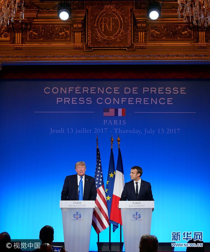 当地时间2017年7月13日，法国巴黎，美国总统特朗普与法国总统马克龙举行联合记者会。***_***PARIS, FRANCE - JULY 13: U.S. President Donald Trump (L) and French President Emmanuel Macron (R) hold a joint press conference after their meeting at the Elysee Palace in Paris, France on July 13, 2017. (Photo by Mustafa Yalcin/Anadolu Agency/Getty Images)
