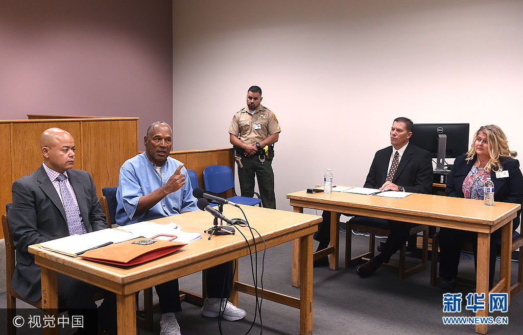 当地时间2017年7月20日，美国内华达州，因持枪抢劫获刑33年入狱，正在内华达州监狱服刑的前著名美式足球明星OJ辛普森，得到假释委员会的批准，将于近期获释。***_***LOVELOCK, NV - JULY 20: O.J. Simpson (2L) attends his parole hearing with his attorney Malcolm LaVergne (L) and Warden Renee Baker, right, and caseworker Marc La Fleur at Lovelock Correctional Center July 20, 2017 in Lovelock, Nevada. Simpson is serving a nine to 33 year prison term for a 2007 armed robbery and kidnapping conviction. (Photo by Jason Bean-Pool/Getty Images)