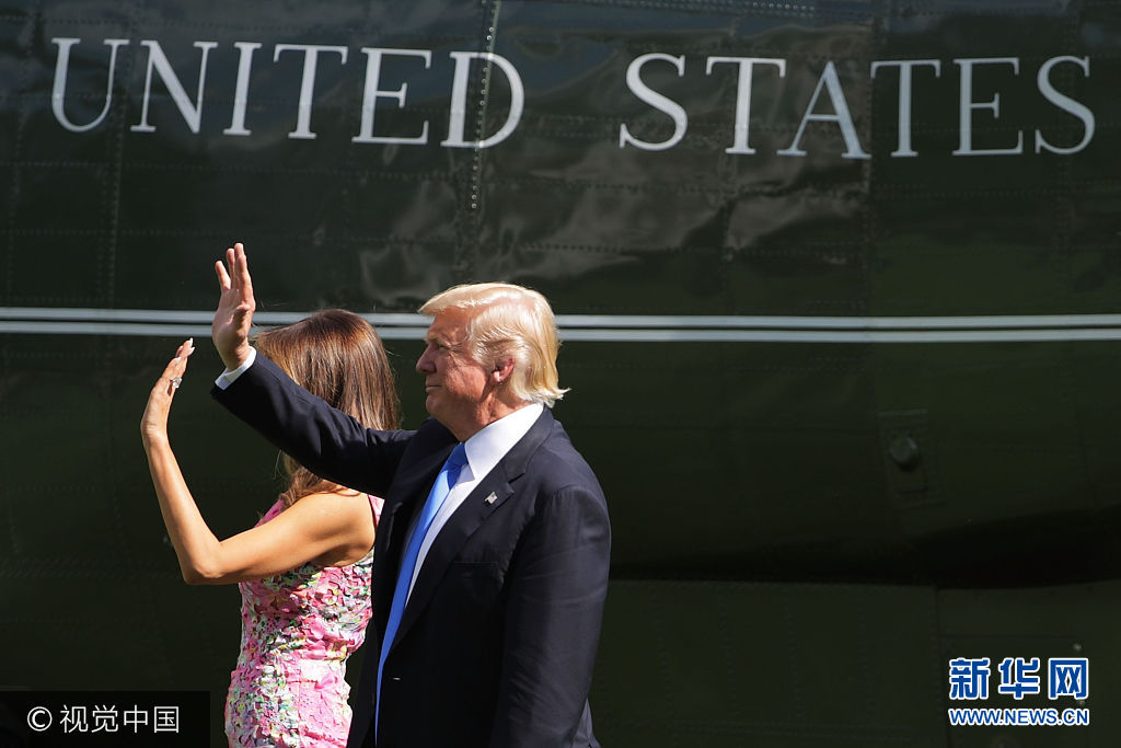 当地时间2017年7月25日，美国华盛顿，美国总统特朗普携妻子启程前往俄亥俄州扬斯敦访问。***_***WASHINGTON, DC - JULY 25:  President Donald Trump (R) and first lady Melania Trump wave to guests before departing the White House July 25, 2017 in Washington, DC. Trump is traveling to Ohio to participate in a 'salute to American heroes' and a 'Make America Great Again Rally.'  (Photo by Chip Somodevilla/Getty Images)