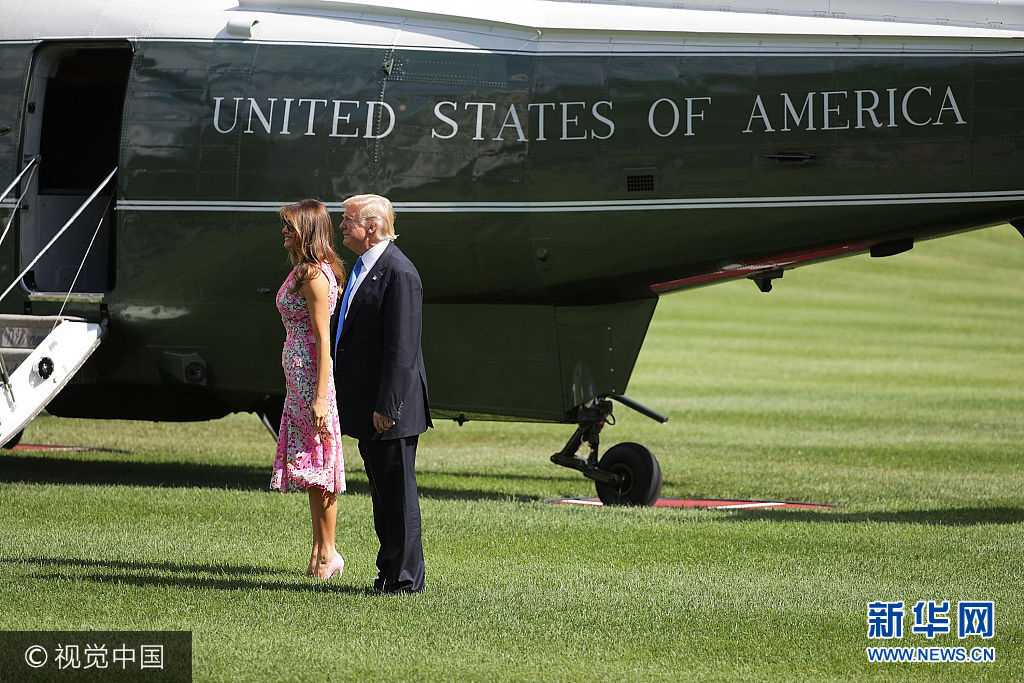 当地时间2017年7月25日，美国华盛顿，美国总统特朗普携妻子启程前往俄亥俄州扬斯敦访问。***_***WASHINGTON, DC - JULY 25:  President Donald Trump (R) and first lady Melania Trump pause on the South Lawn before departing the White House July 25, 2017 in Washington, DC. Trump is traveling to Ohio to participate in a 'salute to American heroes' and a 'Make America Great Again Rally.'  (Photo by Chip Somodevilla/Getty Images)