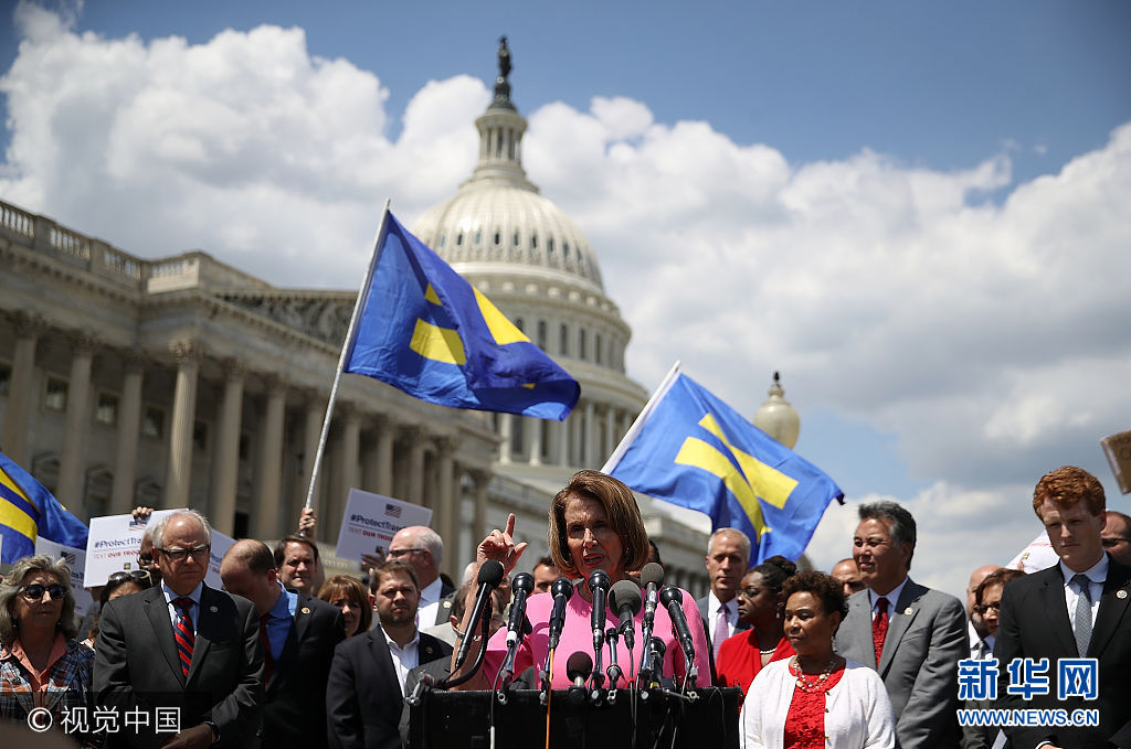 当地时间2017年7月26日，美国华盛顿，美国众议院议员和全国跨性别平等中心执行主任Mara Keisling举行新闻发布会，谴责特朗普发布禁止变性人以任何形式服兵役的禁令。***_***WASHINGTON, DC - JULY 26:  House Minority Leader Nancy Pelosi (D-CA) speaks during a press conference at the U.S. Capitol condemning the new ban on transgendered servicemembers on July 26, 2017 in Washington, DC.  U.S. Rep. Joe Kennedy held a news conference with members of the House leadership and the LGBT Equality Caucus to denounce the decision by U.S. President Donald Trump to ban transgendered servicemembers.  (Photo by Justin Sullivan/Getty Images)