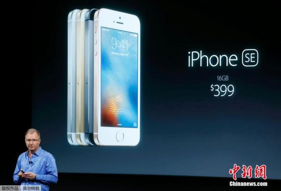 iPhone SE的售價為399美元(16GB)，64GB起售價為499美元。iPhone SE在美國提供分期付款購買計劃，每月17美元。3月24日起接受預定，3月31日正式發售，首發中包括中國。iPhone SE 共有四款顏色，包括玫瑰金色。外觀上面，與iPhone 5一致。