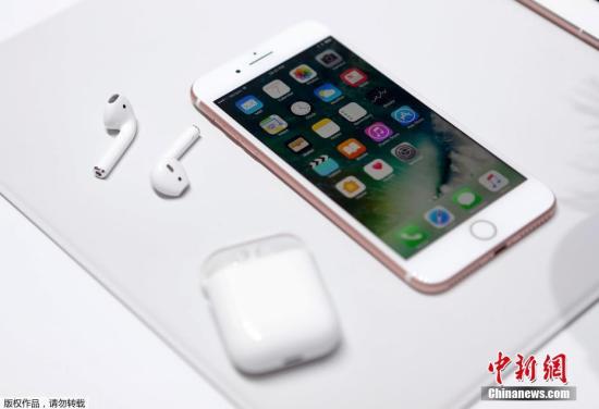 北京時間9月8日淩晨，蘋果在美國召開的秋季新品發布會上，對外發布了全新的iPhone，包括iPhone7和iPhone7 Plus。中國在首發之列，iPhone7起售價5388元，iPhone7 Plus起售價6388元。9日起接受預訂，16日對外發售。蘋果還推出全新的無線耳機AirPods，售159美元，中國地區售1288元，10月下旬推出。還發布了新一代Apple Watch，命名為Apple Watch Series 2，中國地區2188元起售。