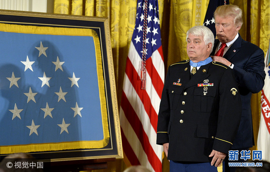 当地时间2017年7月31日，美国华盛顿，美国总统特朗普在白宫为退伍陆军军医James McCloughan授予荣誉勋章，James McCloughan曾在越南战争时期担任军医。***_***President Donald Trump bestows the Medal of Honor on retired US Army medic and Vietnam War veteran James McCloughan of South Haven, Michigan, at the White House, July 31, 2017, in Washington, DC. McCloughan was honored for his heroism in rescuing and attending to wounded troops during the 1969 battle of Hui Yon Hill in Vietnam.      Photo by Mike Theiler/UPI Photo via Newscom
