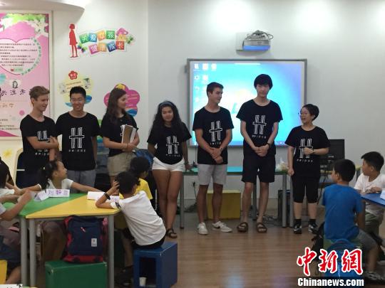 Bridge-桥团队在班会课中做中文自我介绍。　应陶 摄