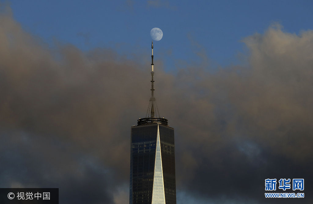 JERSEY CITY, NJ - AUGUST 4: The moon rises over One World Trade Center at sunset in New York City on August 4, 2017, as seen from Jersey City, New Jersey. (Photo by Gary Hershorn/Getty Images)