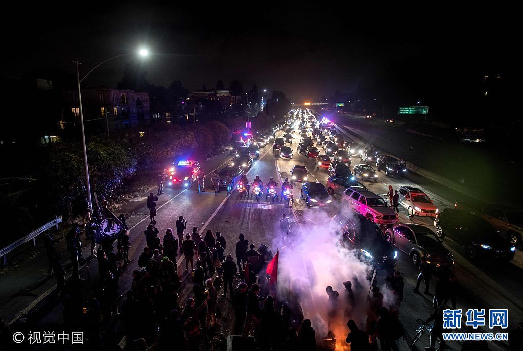 当地时间2017年8月12日，美国加州奥克兰，示威者抗议弗吉尼亚州暴力冲突，高速公路上示威阻塞道路。弗吉尼亚大学校区爆发示威游行，示威期间爆发冲突。有人驾车撞向反示威人群，造成至少1人死亡和多人受伤，弗吉尼亚州政府宣布进入紧急状态，美国总统特朗普发推呼吁民众团结并谴责有关仇恨行为。***_***Protesters block both directions of the Interstate 580 freeway during a rally against racism in Oakland, California on August 12, 2017. Protesters marched on the streets of Oakland in response to a series of violent clashes that erupted at a white-nationalist rally in Charlottesville, Virginia earlier in the day that left at least one dead and dozens injured. Josh Edelson