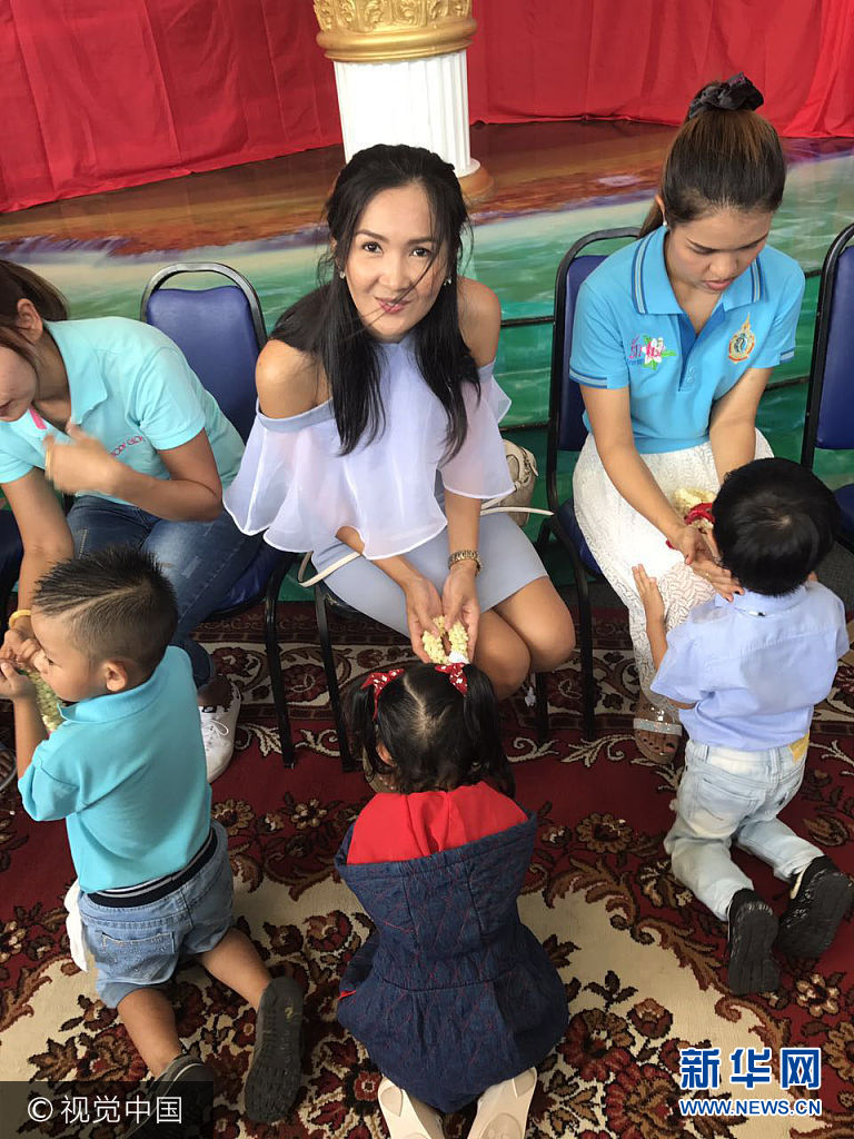 ***_***当地时间2017年8月12日，曼谷一幼儿园孩子向母亲行跪拜礼。当天是泰国母亲节，泰国各学校和幼儿园举行“感恩母爱”活动，其中一个主要环节是举行向母亲表达感谢的“跪拜”仪式。  赵婧楠(泰国分社)/中新社/视觉中国