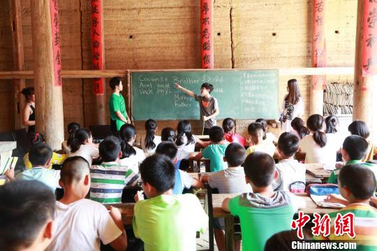 侨胞回乡办夏令营美国华裔少年当老师教英语