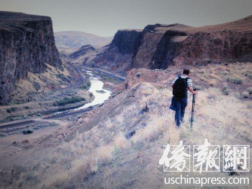 中国侨网图为李炬沿着华工足迹探访。（美国《侨报》）
