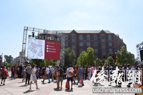 中国侨网图为南加州大学迎来了热闹的开学季。（美国《侨报》/聂达 摄）