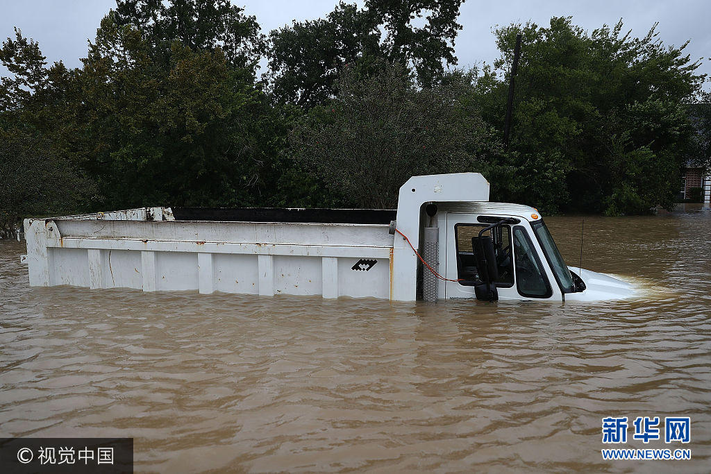 当地时间2017年8月29日，美国得克萨斯州，飓风“哈维”重创得州，灾民疏散工作持续。***_***FRIENDSWOOD, TX - AUGUST 29:  A dump truck is seen submerged on the street after the area was inundated with flooding from Hurricane Harvey on August 29, 2017 in Friendswood, Texas. Harvey, which made landfall north of Corpus Christi late Friday evening, is expected to dump up to 40 inches of rain in Texas over the next couple of days.  (Photo by Joe Raedle/Getty Images)