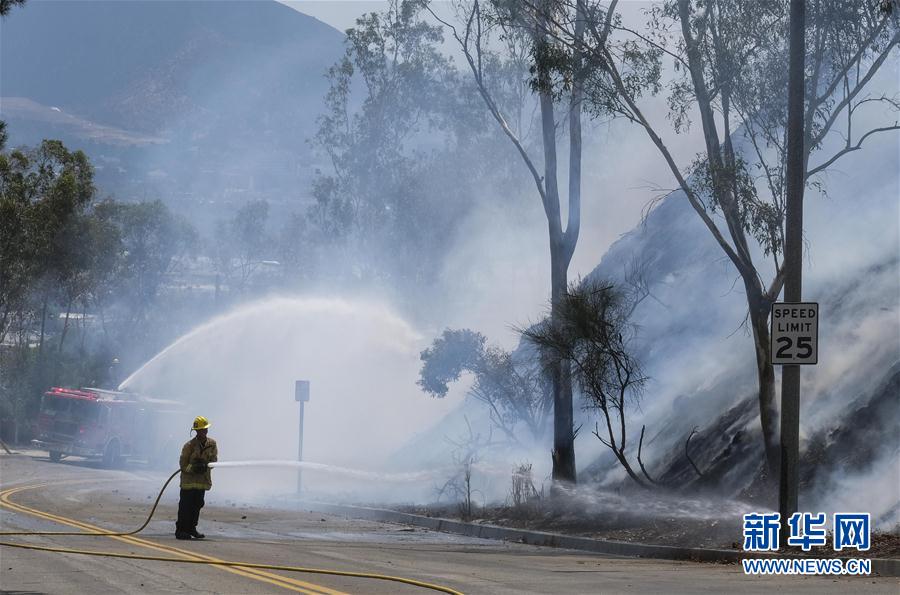 （国际）（2）山火来势凶猛 洛杉矶宣布进入紧急状态