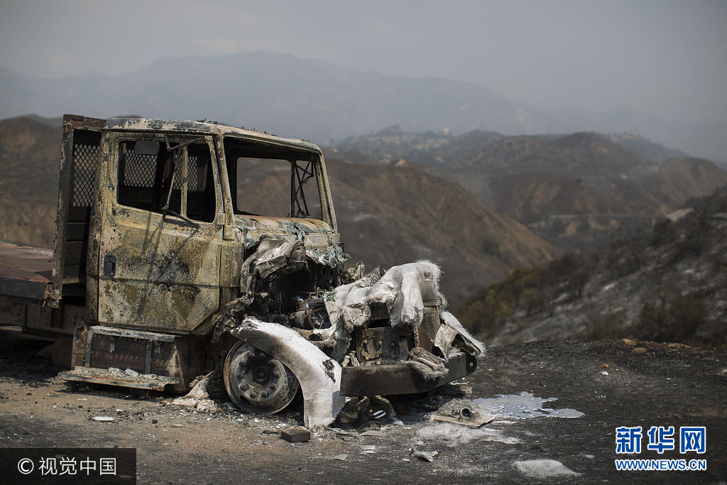 当地时间2017年9月3日，美国加州伯班克，拉图纳峡谷发生山火，过火面积近24平方公里，目前只控制住10%的火势。***_***BURBANK, CA - SEPTEMBER 03: A burned truck is seen at the La Tuna Fire on September 3, 2017 near Burbank, California. At nearly 6,000 acres, the fire is the biggest fire in terms of acreage in Los Angeles city history. About 100 Los Angles firefighters are expected to return soon from Texas, where they've been helping survivors from Hurricane Harvey.    (Photo by David McNew/Getty Images)