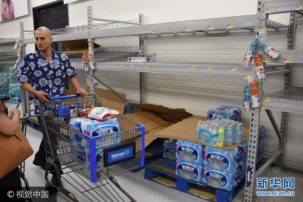 当地时间2017年9月4日，美国佛罗里达州哈伦代尔，飓风“艾玛”逼近佛罗里达州，民众去超市抢购生活必需品。***_***Pictured: empty water shelves Ref: SPL1567144  040917   Picture by: Michele Eve