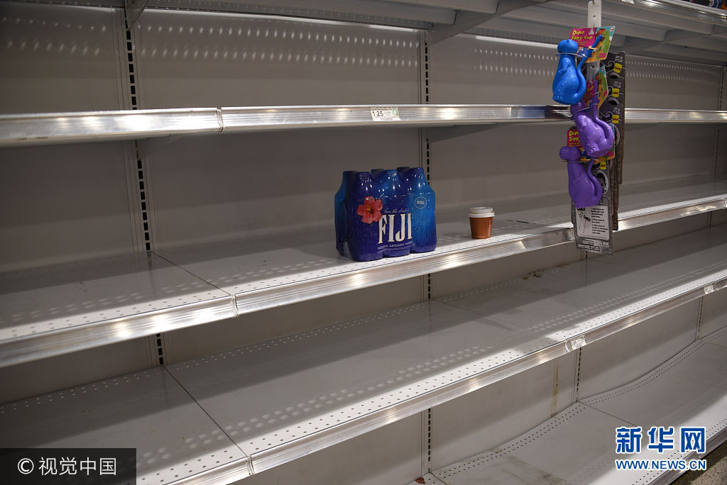当地时间2017年9月4日，美国佛罗里达州哈伦代尔，飓风“艾玛”逼近佛罗里达州，民众去超市抢购生活必需品。***_***Pictured: empty shelves Ref: SPL1567144  040917   Picture by: Michele Eve
