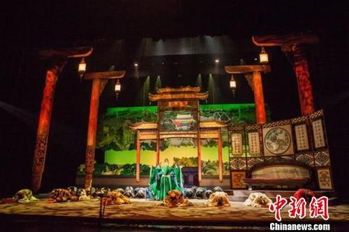 中国侨网由北京保利剧院管理有限公司、阿姆斯特朗音乐艺术管理有限公司联合制作的英文歌剧《红楼梦》将于9月8日开始在中国的北京、长沙、武汉进行首演。图为在河北唐山大剧院彩排现场。　杜宇恒　摄