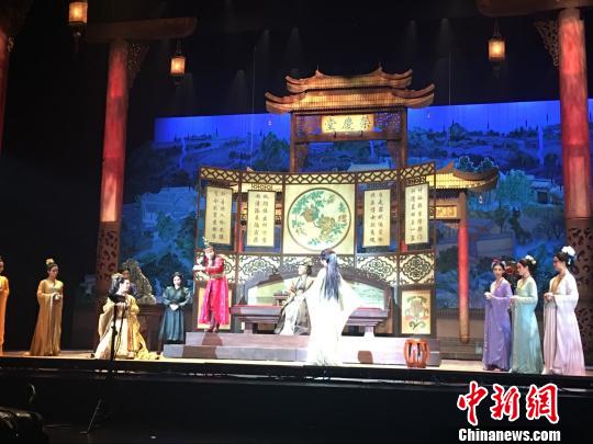 由北京保利剧院管理有限公司、阿姆斯特朗音乐艺术管理有限公司联合制作的英文歌剧《红楼梦》将于9月8日开始在中国的北京、长沙、武汉进行首演。 图为在河北唐山大剧院彩排现场。　杜宇恒 摄
