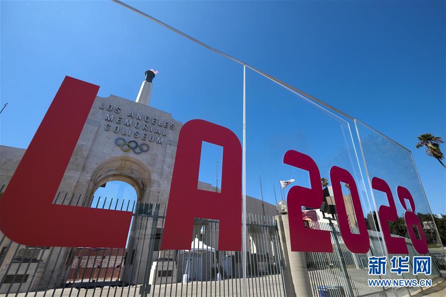 （體育）（1）洛杉磯點燃紀念體育場火炬慶祝獲得2028年奧運會主辦權