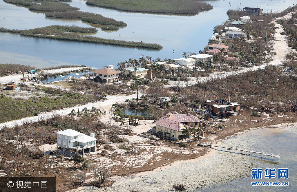 当地时间2017年9月13日，美国佛州，飓风“艾尔玛”给当地造成极大破坏。因飓风“艾尔玛”被疏散的佛罗里达州民众开始返回家园，许多人却发现自己的房屋被风暴摧毁，数百万人遭遇巨大财产损失，面临着漫长的家园重建之路。当地时间14日，美国总统特朗普和第一夫人梅拉尼娅将前往佛州视察灾情。***_***September 13, 2017 - Duck Key, Florida, United States: Damaged homes in Big Pine Key after Hurricane Irma hit the Florida Keys. (Mike Stocker/SF Sun Sentinel/Polaris)