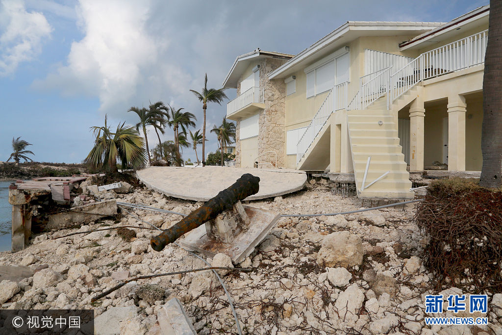 当地时间2017年9月13日，美国佛州，飓风“艾尔玛”给当地造成极大破坏。因飓风“艾尔玛”被疏散的佛罗里达州民众开始返回家园，许多人却发现自己的房屋被风暴摧毁，数百万人遭遇巨大财产损失，面临着漫长的家园重建之路。当地时间14日，美国总统特朗普和第一夫人梅拉尼娅将前往佛州视察灾情。***_***September 13, 2017 - Duck Key, Florida, United States: A home in Duck Key sustained significant damage from Hurricane Irma. (Mike Stocker/SF Sun Sentinel/Polaris)