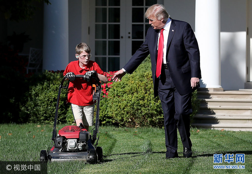 当地时间2017年9月15日，美国华盛顿，美国总统特朗普和11岁的小男孩Frank Giaccio一起修剪白宫草坪。Frank Giaccio曾经写信给特朗普，拜托总统允许他修剪白宫的草坪，如今他的梦想成真了。***_***WASHINGTON, DC - SEPTEMBER 15:  U.S. President Donald Trump (R) talks with 11-year-old Frank 'FX' Giaccio (L) while he mows the grass in the Rose Garden of the White House September 15, 2017 in Washington, DC. Giaccio, from Falls Church, Virginia, who runs a business called FX Mowing, wrote a letter to Trump expressing admiration for Trump's business background and offered to mow the White House grass.  (Photo by Win McNamee/Getty Images)