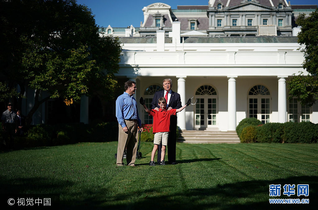 当地时间2017年9月15日，美国华盛顿，美国总统特朗普和11岁的小男孩Frank Giaccio一起修剪白宫草坪。Frank Giaccio曾经写信给特朗普，拜托总统允许他修剪白宫的草坪，如今他的梦想成真了。***_***WASHINGTON, DC - SEPTEMBER 15:  11-year-old Frank 'FX' Giaccio (C) talks with U.S. President Donald Trump (R) while mowing the grass in the Rose Garden of the White House September 15, 2017 in Washington, DC. Giaccio, from Falls Church, Virginia, who runs a business called FX Mowing, wrote a letter to Trump expressing admiration for Trump's business background and offered to mow the White House grass. Also pictured is Frank's father, Greg Giaccio (L).  (Photo by Win McNamee/Getty Images)