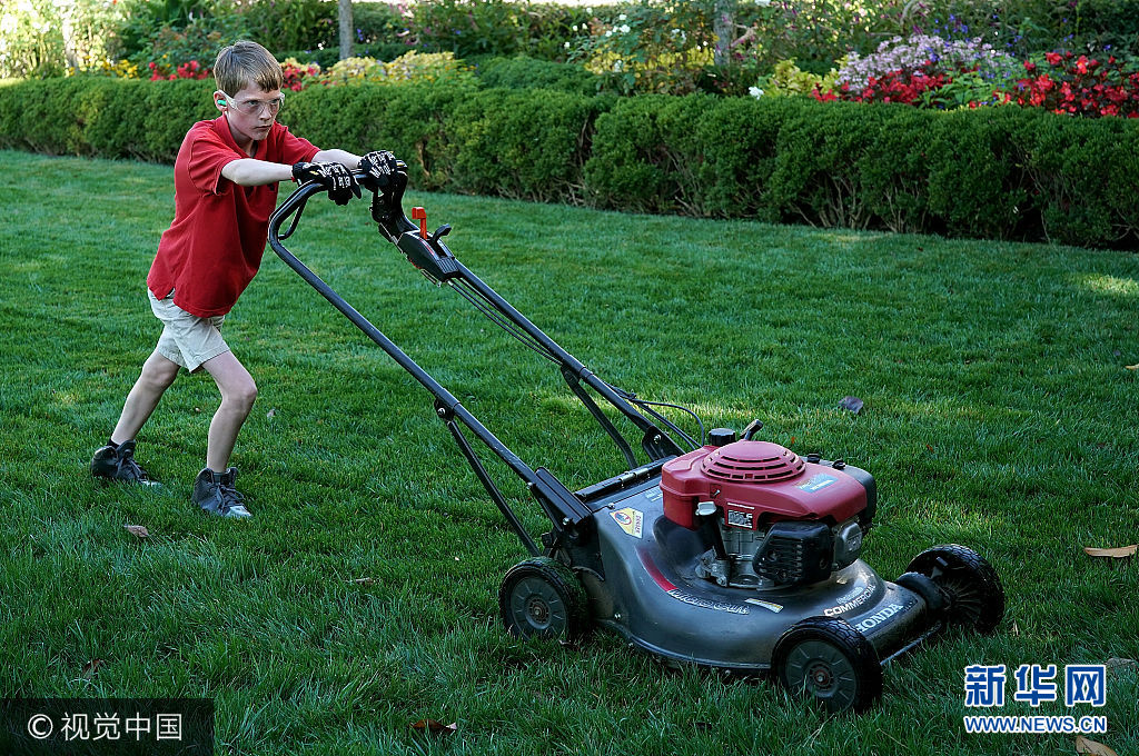 当地时间2017年9月15日，美国华盛顿，美国总统特朗普和11岁的小男孩Frank Giaccio一起修剪白宫草坪。Frank Giaccio曾经写信给特朗普，拜托总统允许他修剪白宫的草坪，如今他的梦想成真了。***_***WASHINGTON, DC - SEPTEMBER 15:  11-year-old Frank 'FX' Giaccio mows the grass in the Rose Garden of the White House September 15, 2017 in Washington, DC. Giaccio, from Falls Church, Virginia, who runs a business called FX Mowing, wrote a letter to Trump expressing admiration for Trump's business background and offered to mow the White House grass.  (Photo by Win McNamee/Getty Images)