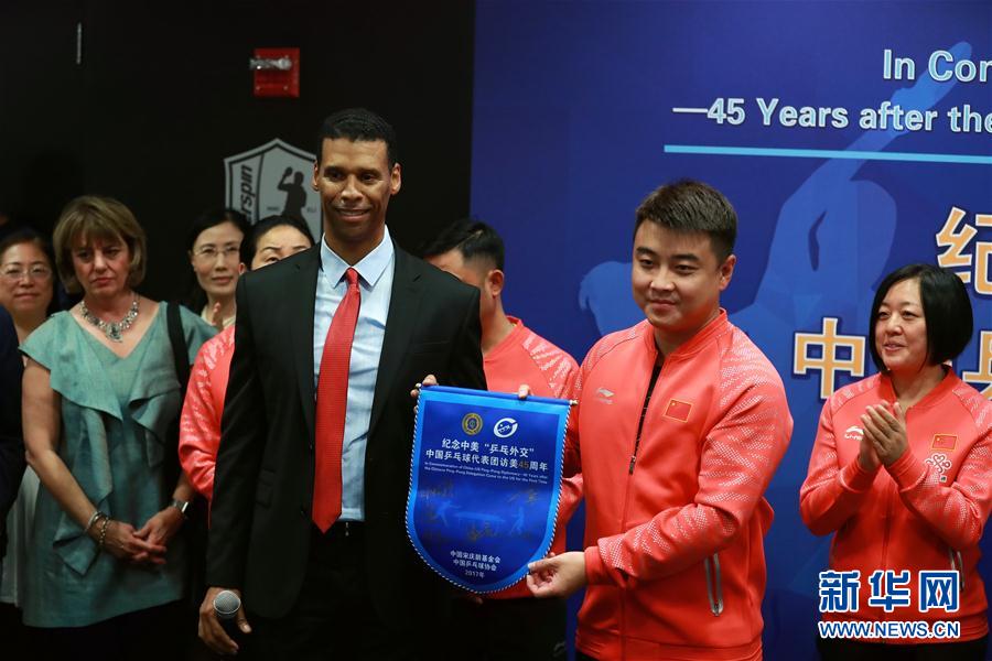 （国际·图文互动）（4）纪念“乒乓外交”　中国乒乓名将走进芝加哥俱乐部