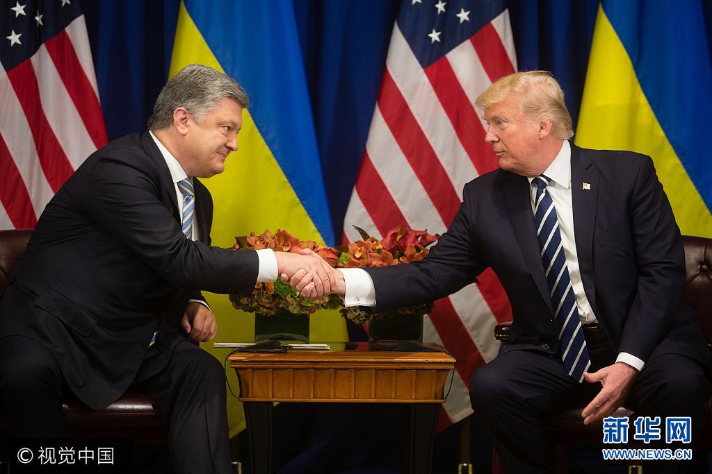 当地时间2017年9月21日，美国纽约，美国总统特朗普在联合国大会召开期间与乌克兰总统波罗申科会面。***_***NEW YORK CITY, USA - SEPTEMBER 21, 2017: Ukraine's President Petro Poroshenko (L) and US President Donald Trump shake hands as they meet for atalks on the sidelines of the 72nd session of United Nations (UN) General Assembly. Mikhail Palinchak/Press Office of the President of Ukraine/TASS